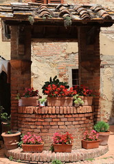 Fototapeta na wymiar Borgo medioevale, un pozzo antico