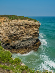 Widok na Playa de las Catedrales w lipcowy słoneczny dzień