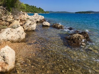 kleine Bucht am Meer in Kroatien, Europa/Urlaub an der Adria, Wasser, Sonne, Strand/Erholung im Sommer, mediterranes feeling