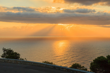 Aufnahme des Sonnenaufgangs auf dem Meer vor dem Cap Formentor auf Mallorca fotografiert morgens im September 2016