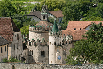 Fototapeta na wymiar Engelsburg des Klosters Neustift in Südtirol.