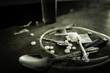 Multiple types of drugs are placed on the ground, is dangerous to people's everyday life