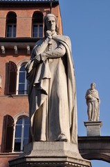 Obraz premium Statue of Dante Alighieri at Piazza dei Signori in Verona Veneto, Italy