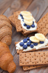 Blueberry dessert ricotta and crunchy breads.