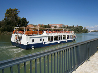 Crucero turistico por el r&iacute;o Guadalquivir en Sevilla