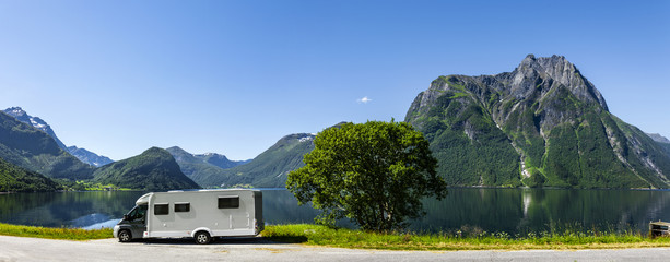 Wohnmobil am Fjord