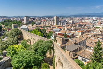 Fototapeta na wymiar The city wall surrounds the Catalonian city of Girona in Spain
