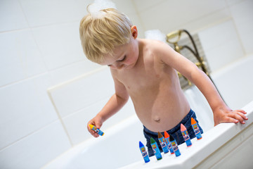 mit Stiften spielen