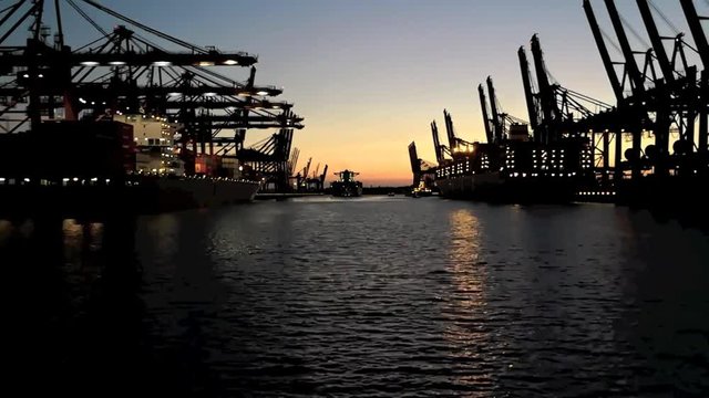 Hamburg Hafen Container verladen am Containerterminal Schiff f&auml;hrt aus dem Hafen, HD 720 Video Footage Zeitraffer