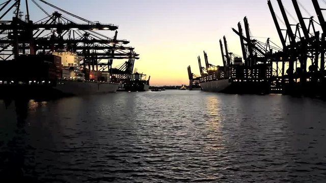 Hamburg Hafen Container verladen am Containerterminal , HD 720 Video Footage Zeitraffer 