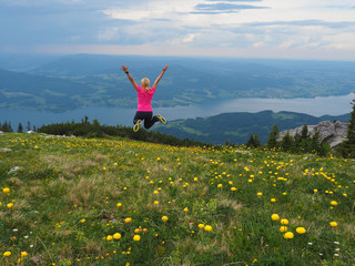 Springende Frau über dem Attersee