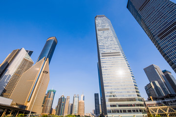 Fototapeta premium Miejskie drapacze chmur w dzielnicy finansowej w Szanghaju