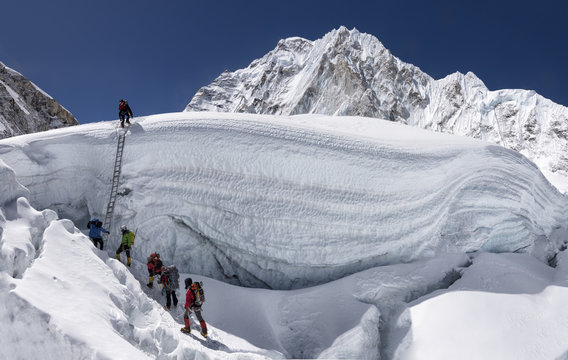 Nepal, Solo Khumbu, Everest, Sagamartha National Park, Mountaineers Climbing Icefall