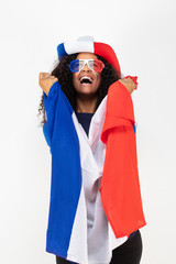 Portrait d'une jeune supportrice de l'équipe de France de football portant un chapeau , des lunettes tricolore et une écharpe de son équipe 