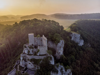Fototapeta na wymiar Mittelalterliche Burgruine bei Sonnenaufgang - Luftaufnahme