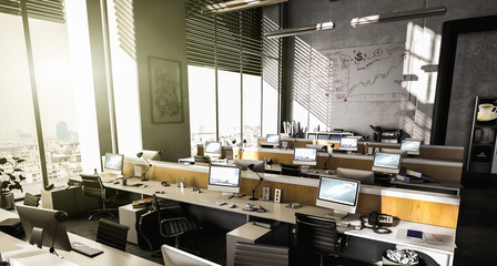 Großraumbüro mit mehreren Arbeitsplätzen am Tag bei Sonneneinstrahlung