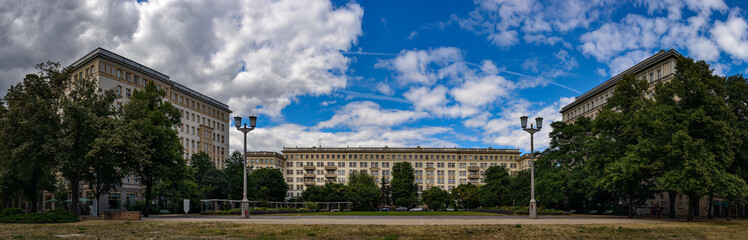 Fototapeta na wymiar Denkmalgeschützte Wohnanlage am Rosengarten in der Berliner Karl-Marx-Allee (früher Stalinallee Nord Block 40) - Panorama aus 10 Einzelbildern