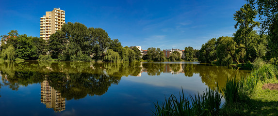 Ein Hochhaus spiegelt sich im sommerlichen Lietzensee (südlicher Teil) in Berlin-Charlottenburg - Panorama aus 8 Einzelbildern © ebenart