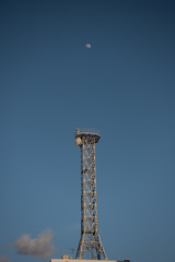月と鉄塔
