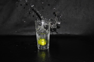 vaso de agua con salpicadura 