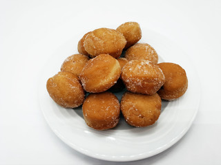 Kleine Pfannkuchen mit Zucker auf weißem Hintergrund