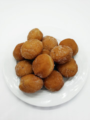 Kleine Pfannkuchen mit Zucker auf weißem Hintergrund