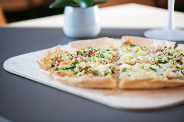 Original dünner Flammkuchen aus dem Elsass mit Zwiebeln, Speck und Sauerrahm Creme im Ofen...