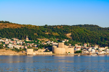 Obraz premium Kilitbahir Castle (Kilitbahir Kalesi) a fortress on the west side of the Dardanelles, opposite the city of Çanakkale. The castle was constructed by Fatih Sultan Mehmet in 1463 to control the straits.