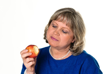 Frau isst einen Apfel