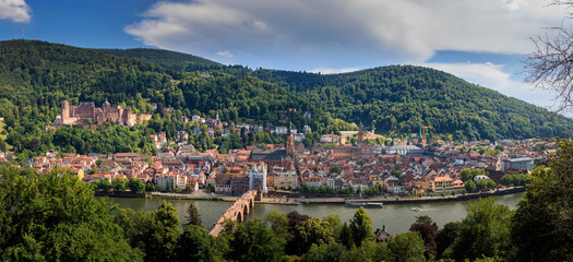 Fototapeta na wymiar Panorama Ausblick vom Philosophenweg auf die Altstadt von Heidelberg mit dem Schloss und der Alten Brücke, Baden Württemberg, Deutschland