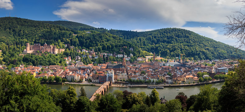 Panorama Ausblick vom Philosophenweg auf die Altstadt von Heidelberg mit dem Schloss und der Alten Br&uuml;cke, Baden W&uuml;rttemberg, Deutschland