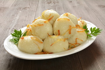 pyzy z mięsem i smażoną cebulą