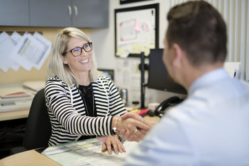 Obraz premium Business car seller working with the client