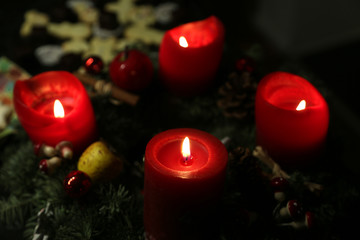 weihnachtskranz mit vier roten brennenden kerzen