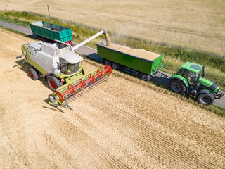 Getreideernte- Luftbild, Mähdrescher läßt Korn auf Anhänger ablaufen