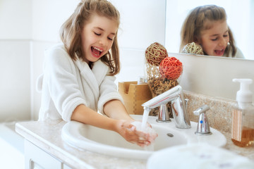 Obraz na płótnie Canvas girl is washing hands