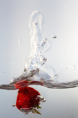 erdbeere in wasser