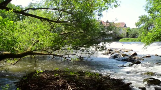 Fluss mit Wehr und Stromschnelle in Marburg an der Lahn