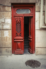 Obraz premium Vintage wooden door, entrance to old house