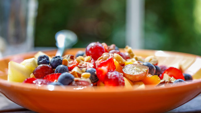 Frischer Obstteller mit Joghurt