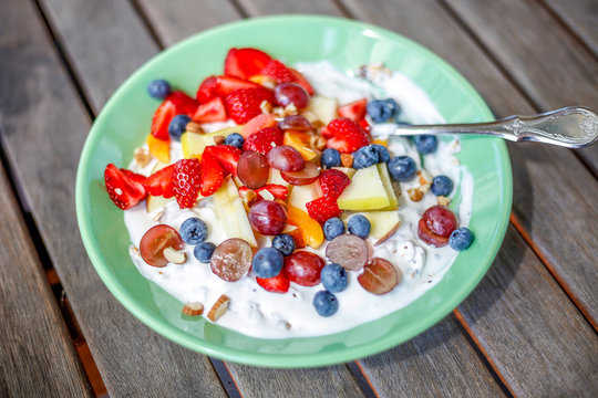 Frisch zubereiteter Obstteller mit Joghurt