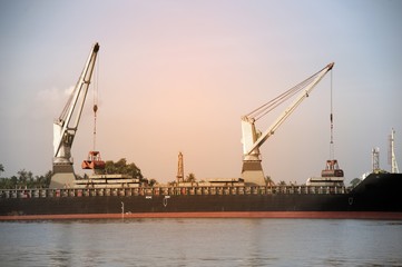 Obraz premium Cargo ship on the port in Thailand.