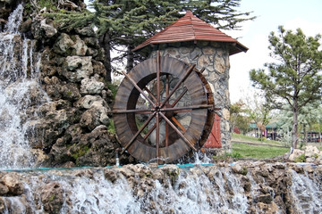 Obraz premium Working watermill wheel with falling water