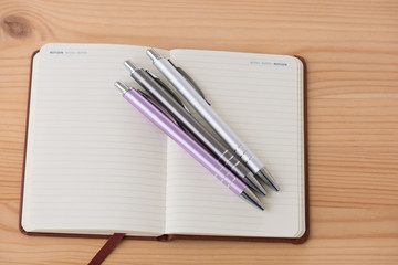 Notizbuch mit Stift liegt auf einem Tisch