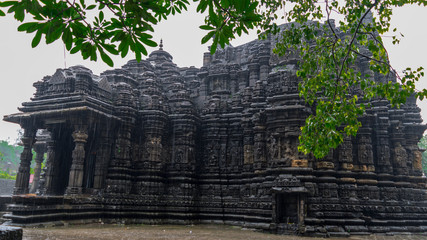 Obraz premium Image of Ambreshwar Shiv Temple In Heavy Rain, Full shot, Historic 11th-century Hindu temple, Ambarnath, Maharashtra, India