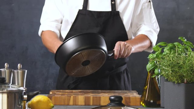 Frische Meeresfr&uuml;chte Garnelen und lachs (koch in der K&uuml;che)
