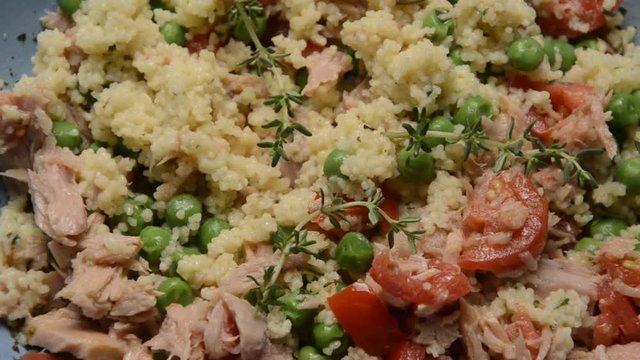 كُسْكُس&lrm; kuskus Cuș cuș Cuscus Cuscuz &Kappa;&omicron;&upsilon;&sigma;&kappa;&omicron;ύ&sigmaf; video Couscous 