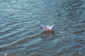 Papierowy statek na falach © Arsen