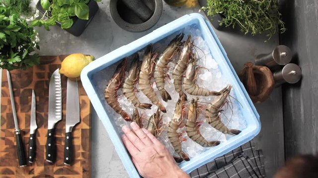 Frische Meeresfr&uuml;chte Garnelen und lachs (koch in der K&uuml;che)