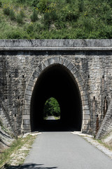 Obraz premium Radweg durch ehemaligen Eisenbahntunnel